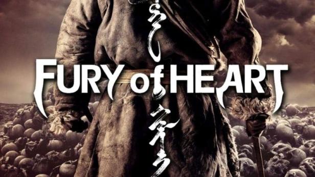 Ein Mann in traditioneller Kleidung steht vor einem Feld aus Schädeln, Filmposter „Fury of the Heart“.