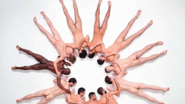 Das Filmplakat für „Bare“ von Aleksandr M. Vinogradov zeigt eine Gruppe nackter Männer, die einen Kreis bilden.