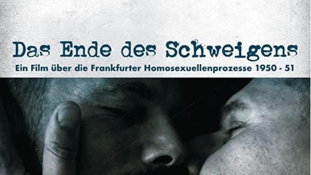 Das Filmplakat für „Das Ende des Schweigens“ zeigt zwei Männer, die sich nahe sind.