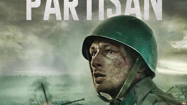 Das Filmplakat für „Der letzte Partisan“ zeigt einen jungen, verwundeten Soldaten im Krieg.