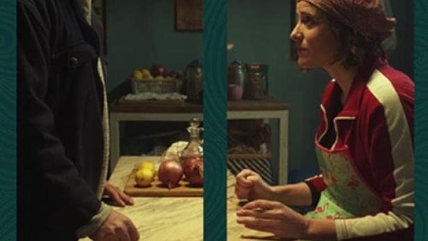 Das Filmplakat für „Prasini Thalassa“ zeigt zwei Personen in einer Küche.