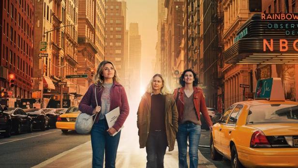 Das Filmplakat für „Mon héroïne“ zeigt drei Frauen, die in einer sonnigen Straße in New York laufen.