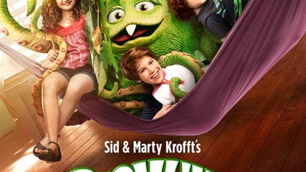 Drei Kinder und ein grünes Monster liegen in einer Hängematte für „Sigmund and the Sea Monsters“.