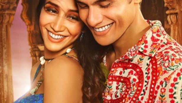 Das Filmplakat für „Bandish Bandits“ zeigt ein junges Paar, das sich anlächelt.