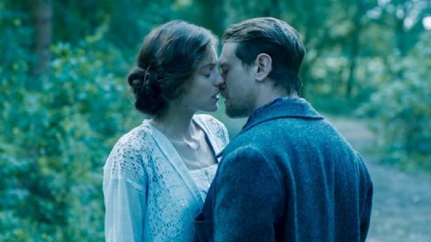 Emma Corrin und Jack O'Connell in "Lady Chatterley's Lover"