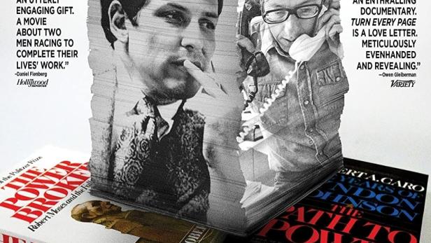 Das Filmplakat zu „Turn Every Page“ zeigt Robert Caro und Robert Gottlieb vor einem Stapel Manuskriptseiten.