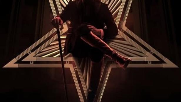 Ein Mann sitzt auf einem goldenen Sternenthron, wie auf dem Filmplakat zu „Woland“.