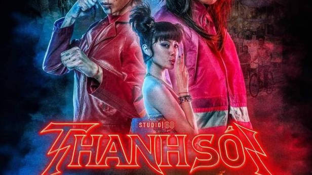 Das Filmplakat für „Thanh So“ zeigt drei Frauen und Motorradfahrer vor einem neonfarbenen Hintergrund.
