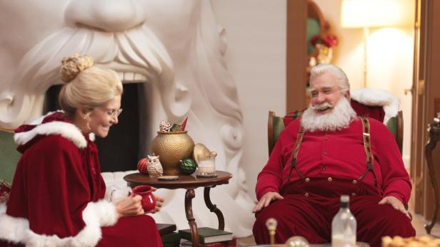 Tim Allen und Elizabeth Mitchell in &quot;Santa Clause: Die Serie&quot; auf Disney+