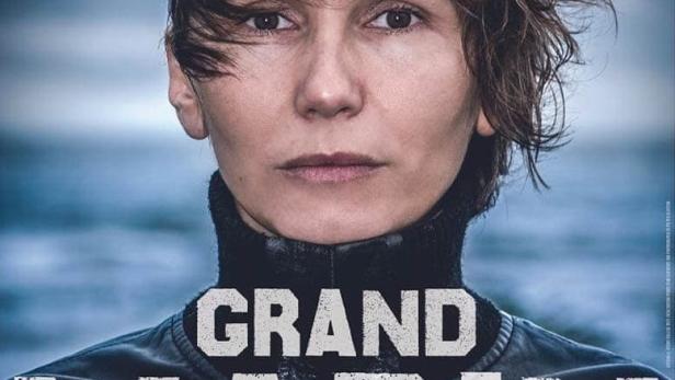 Das Filmplakat für „Grand Marin“ zeigt Dinara Drukarova vor einem stürmischen Meer.