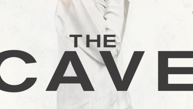 Das Filmplakat für „The Cave“ zeigt eine Ärztin im Profil, die einen Hidschab und einen weißen Kittel trägt.