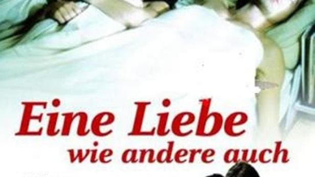Das Filmplakat für „Eine Liebe wie andere auch“ zeigt drei Männer im Bett und ein Paar im Vordergrund.