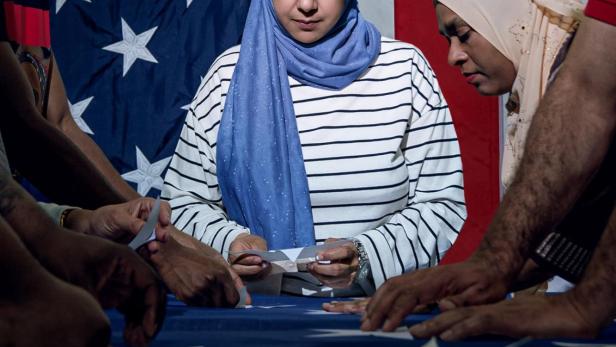 Mehrere Personen arbeiten an einer US-Flagge, wie im Film „The Flagmakers“ von National Geographic dargestellt.