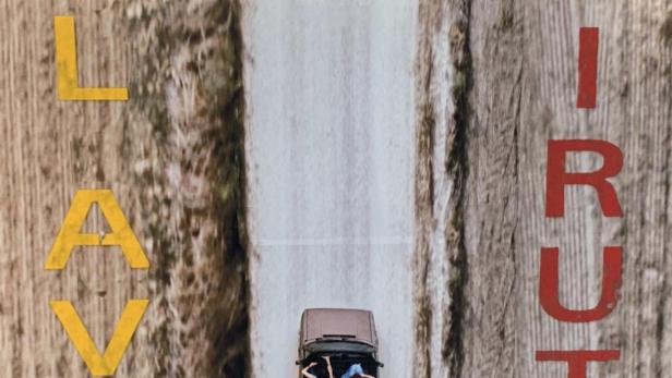 Ein Cabriolet fährt auf einer Straße zwischen „Tel Aviv“ und „Beirut“.