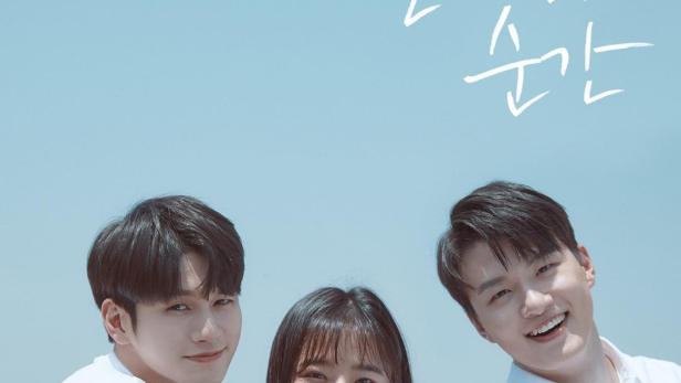 Das Poster für die koreanische Fernsehserie „열여덟의 순간“ mit drei jungen Schauspielern.
