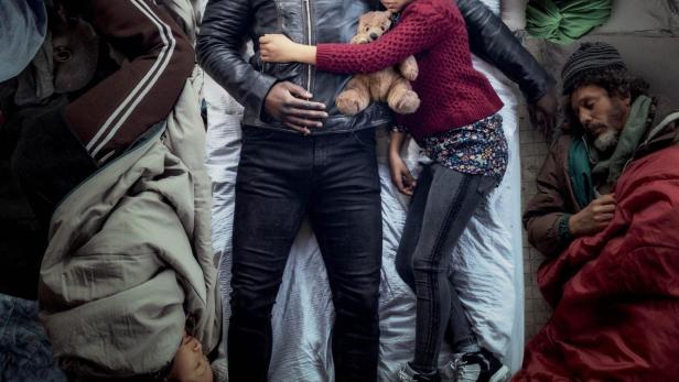 Das Filmplakat für „Le Marchand de Sable“ zeigt einen Mann und ein Kind, die zwischen schlafenden Obdachlosen liegen.