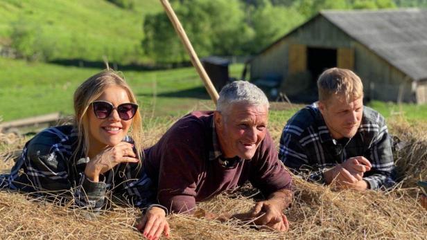 Laura Karasek und Oliver Pocher auf einer Käse-Alm in Rumänien in "Mission: Job Unknown"