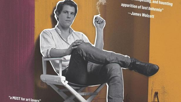 Das Filmplakat für „Make Me Famous“ zeigt einen Mann, der auf einem Regiestuhl sitzt und eine Zigarette raucht.