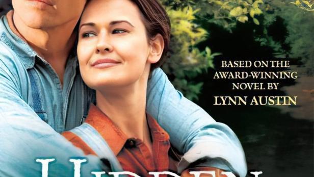 Das Filmplakat für „Hidden Places“ zeigt Sydney Penny und Jason Gedrick vor einem Orangenbaum.