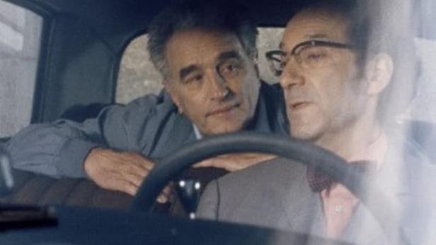 Zwei Männer sitzen in einem Auto, wie auf einem Filmplakat zu „Kidnapping: Ein Vater schlägt zurück“.