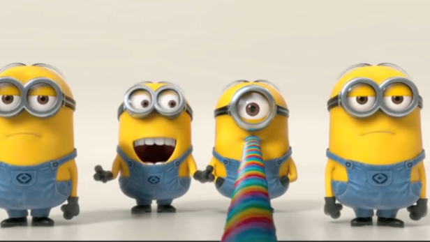 Vier Minions stehen vor einem hellen Hintergrund, einer trägt eine bunte Krawatte.