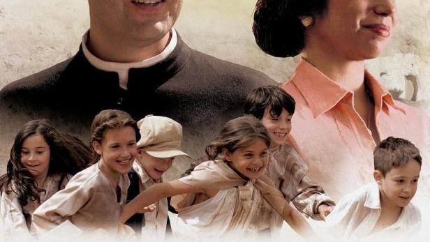 Das Filmplakat für „Poveda“ zeigt Priester, Kinder und eine Frau.
