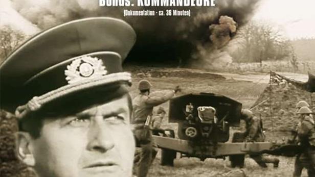 Das Filmplakat für „Der Regimentskommandeur“ zeigt einen Offizier vor einer Kriegsszene.