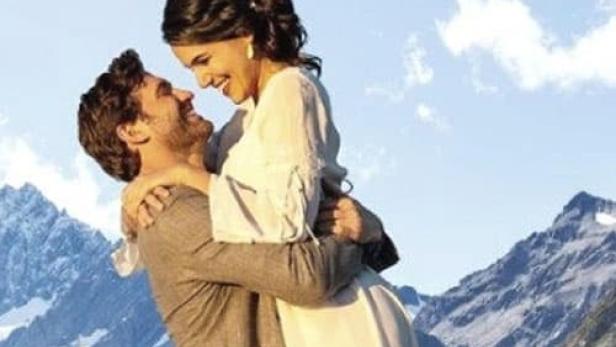 Ein Mann hält eine Frau vor einer Bergkulisse im Arm, Titel des Films ist „Finding Love in Big Sky“.