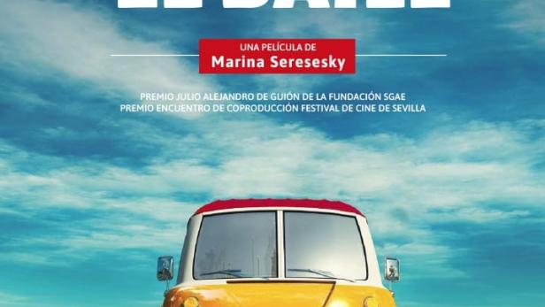 Das Filmplakat für „Empieza el Baile“ zeigt einen gelben VW-Bus mit einem Akkordeon auf der Motorhaube.