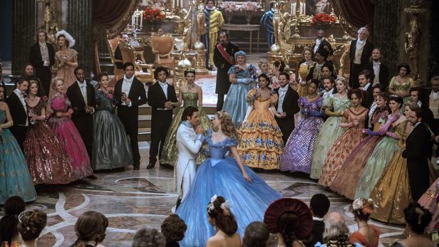 Cinderella findet auf einem Ball die Liebe ihres Lebens.