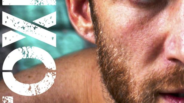 Das Filmplakat für „Toxic“ zeigt das Gesicht eines Mannes im Halbschatten.