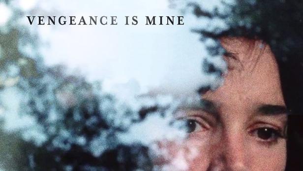 Das Gesicht einer Frau überlagert mit dem Titel „Vengeance is Mine“.