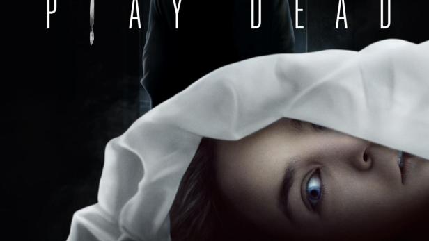 Das Filmplakat für „Play Dead“ zeigt eine Frau auf einem Obduktionstisch und einen Mann im Hintergrund.