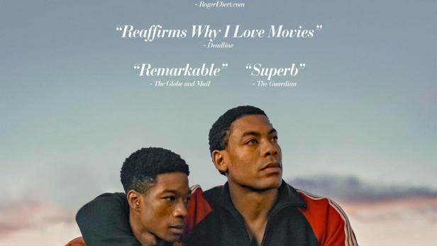 Das Filmplakat für „Brother“ zeigt zwei junge schwarze Männer, die eng beieinander sitzen.