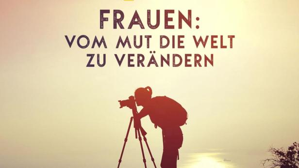 Eine Fotografin macht bei Sonnenaufgang Aufnahmen mit einem Stativ.