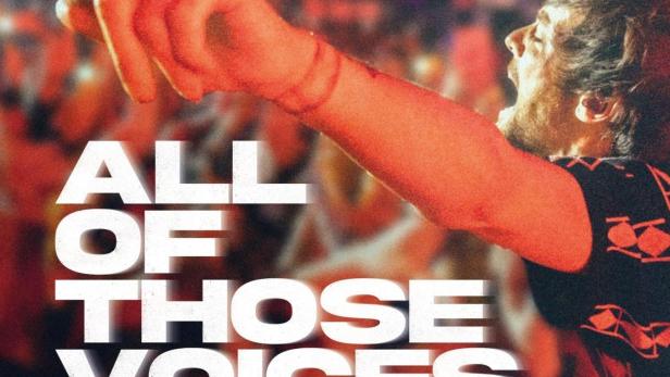 Das Filmplakat für „All of Those Voices“ mit Louis Tomlinson vor einer jubelnden Menschenmenge.