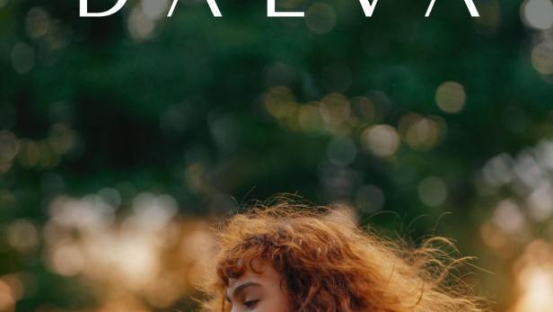 Eine junge Frau mit roten Haaren tanzt vor einem grünen Hintergrund. Der Titel „Dalva“ ist im oberen Bereich zu sehen.
