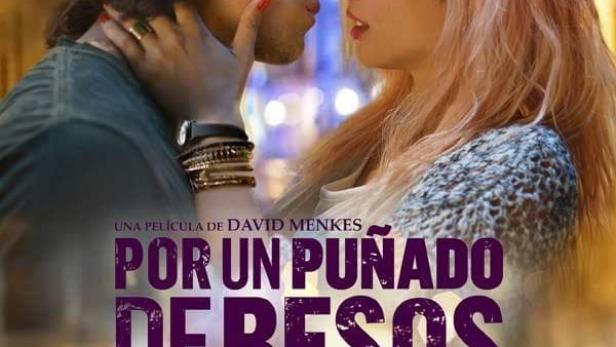 Das Filmplakat für „Por un puñado de besos“ mit Ana de Armas und Martiño Rivas kurz vor einem Kuss.