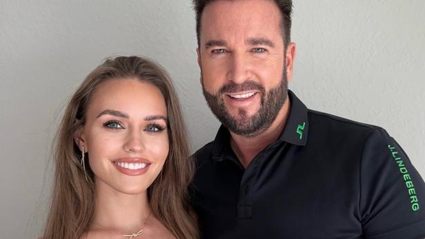 Michael und Laura Wendler halten Babyschuhe in der Hand.