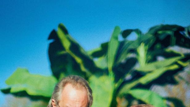 Ein Mann und eine Frau stehen vor einem blauen Himmel, darüber der gelbe Schriftzug „normale“.