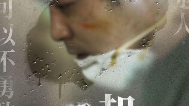 Das Filmplakat für „Eye of the Storm“ zeigt ein Gesicht hinter einer regennassen Scheibe.