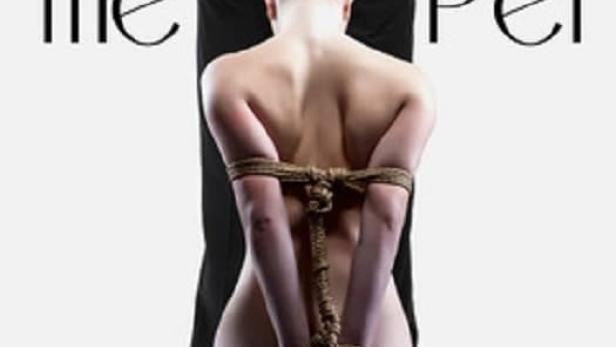 Das Filmplakat für „The Pet“ zeigt eine gefesselte Frau vor den Beinen eines Mannes im Anzug.