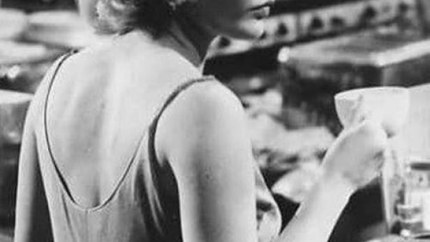 Kim Novak hält in einer Szene aus dem Film „Vertigo – Aus dem Reich der Toten“ eine Tasse.