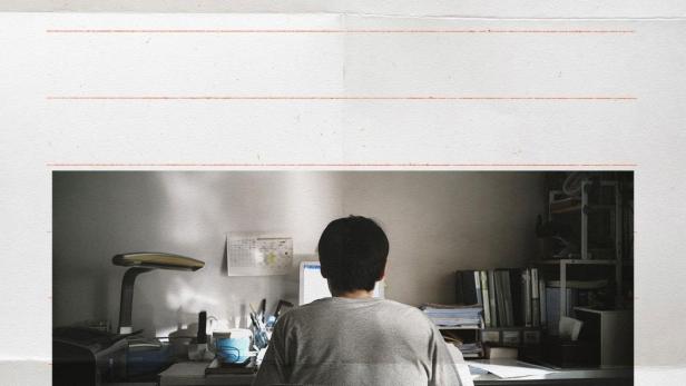 Das Filmplakat für „Bu Xu Ci Xing“ zeigt einen Mann, der an seinem Schreibtisch sitzt.