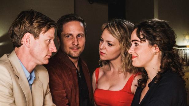 Vier Personen stehen zusammen; möglicherweise eine Szene aus „Schönes Schlamassel“.