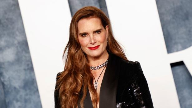 Brooke Shields trägt ein glitzerndes schwarzes Jackett und eine Halskette.