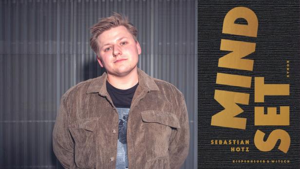 Sebastian Hotz neben dem Cover seines Buches „Mindset“.