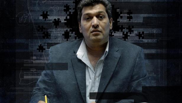 Das Filmplakat für „War of Lies“ zeigt einen Mann, der an einem Tisch sitzt und schreibt.