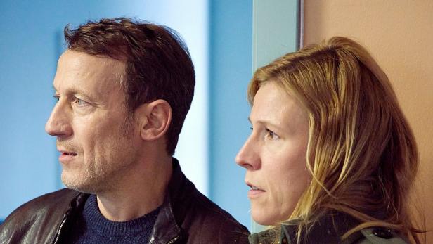 Ein Mann und eine Frau, vermutlich die Schauspieler Wotan Wilke Möhring und Franziska Weisz, schauen zur Seite.