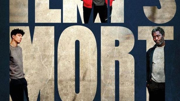Das Filmplakat für „Temps Mort“ zeigt drei Männer, die hinter dem Titel stehen.
